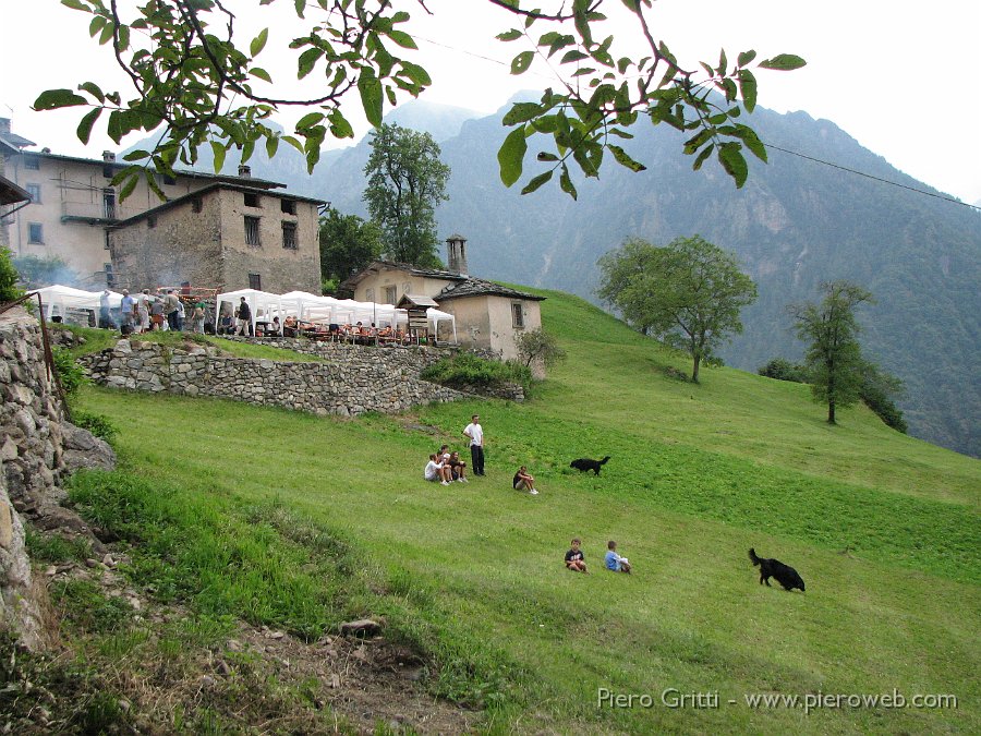 Pusdosso-Festadestate08 037.jpg - C'è spazio per camminare, per godere il verde tappeto dei prati del borgo